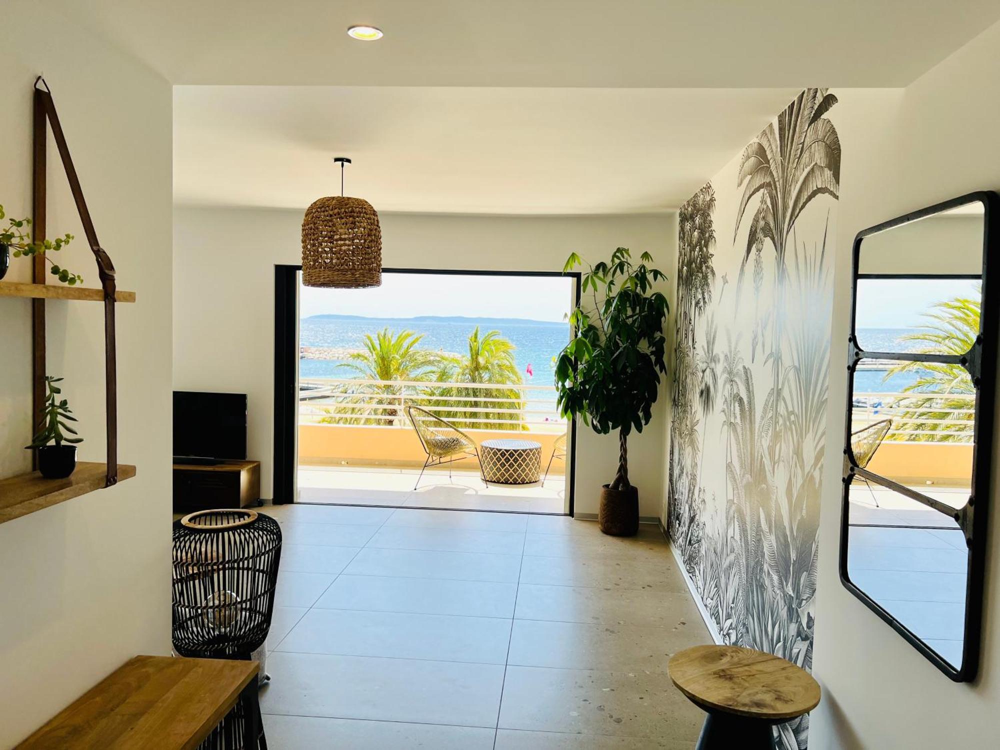 Appartement T3 Lumineux Traversant Totalement Neuf En Face De La Plage Front De Mer Vue Sur Les Iles Vue Mer Panoramique Assuree Residence De La Plage Centre Ville Du Lavandou 3Eme Etage Avec Ascenseur Appartement T3 勒拉旺杜 外观 照片