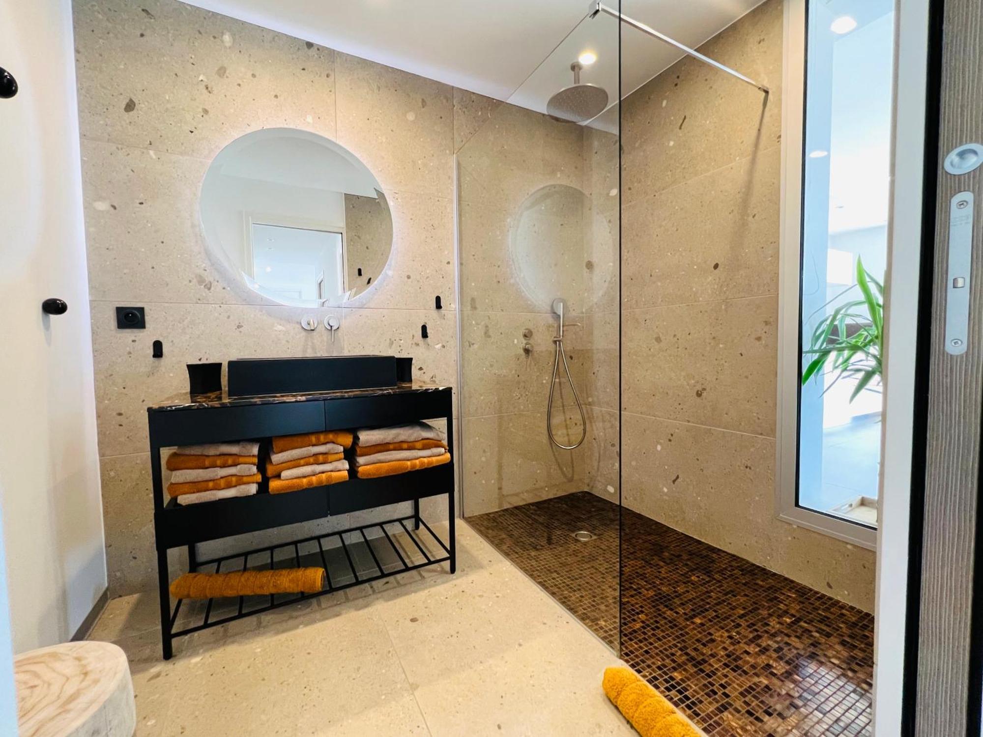 Appartement T3 Lumineux Traversant Totalement Neuf En Face De La Plage Front De Mer Vue Sur Les Iles Vue Mer Panoramique Assuree Residence De La Plage Centre Ville Du Lavandou 3Eme Etage Avec Ascenseur Appartement T3 勒拉旺杜 外观 照片