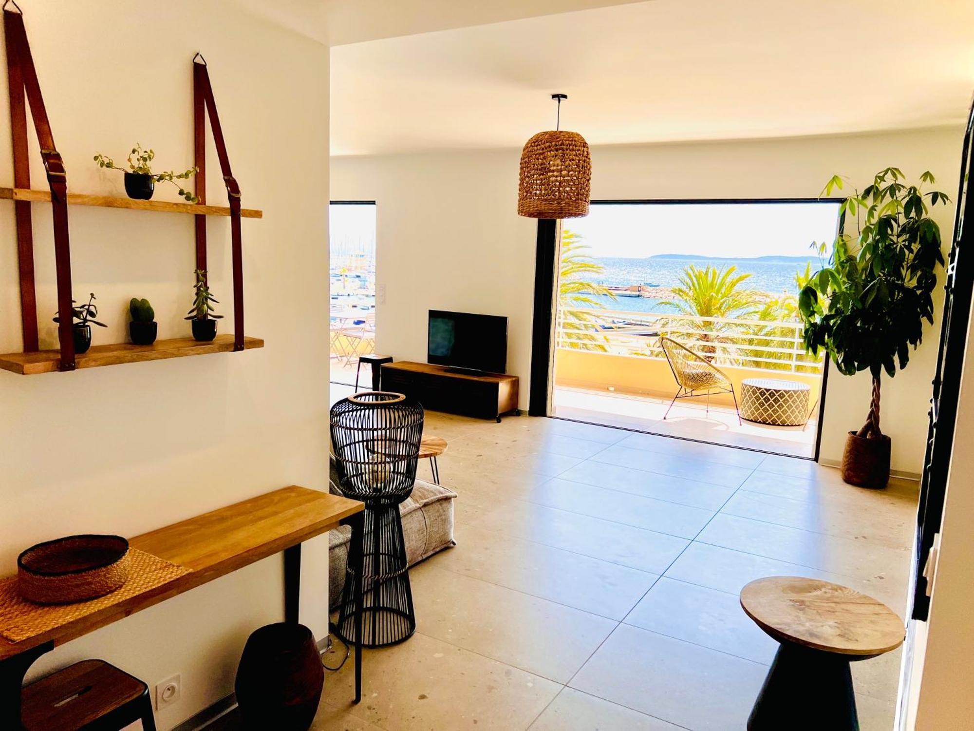 Appartement T3 Lumineux Traversant Totalement Neuf En Face De La Plage Front De Mer Vue Sur Les Iles Vue Mer Panoramique Assuree Residence De La Plage Centre Ville Du Lavandou 3Eme Etage Avec Ascenseur Appartement T3 勒拉旺杜 外观 照片