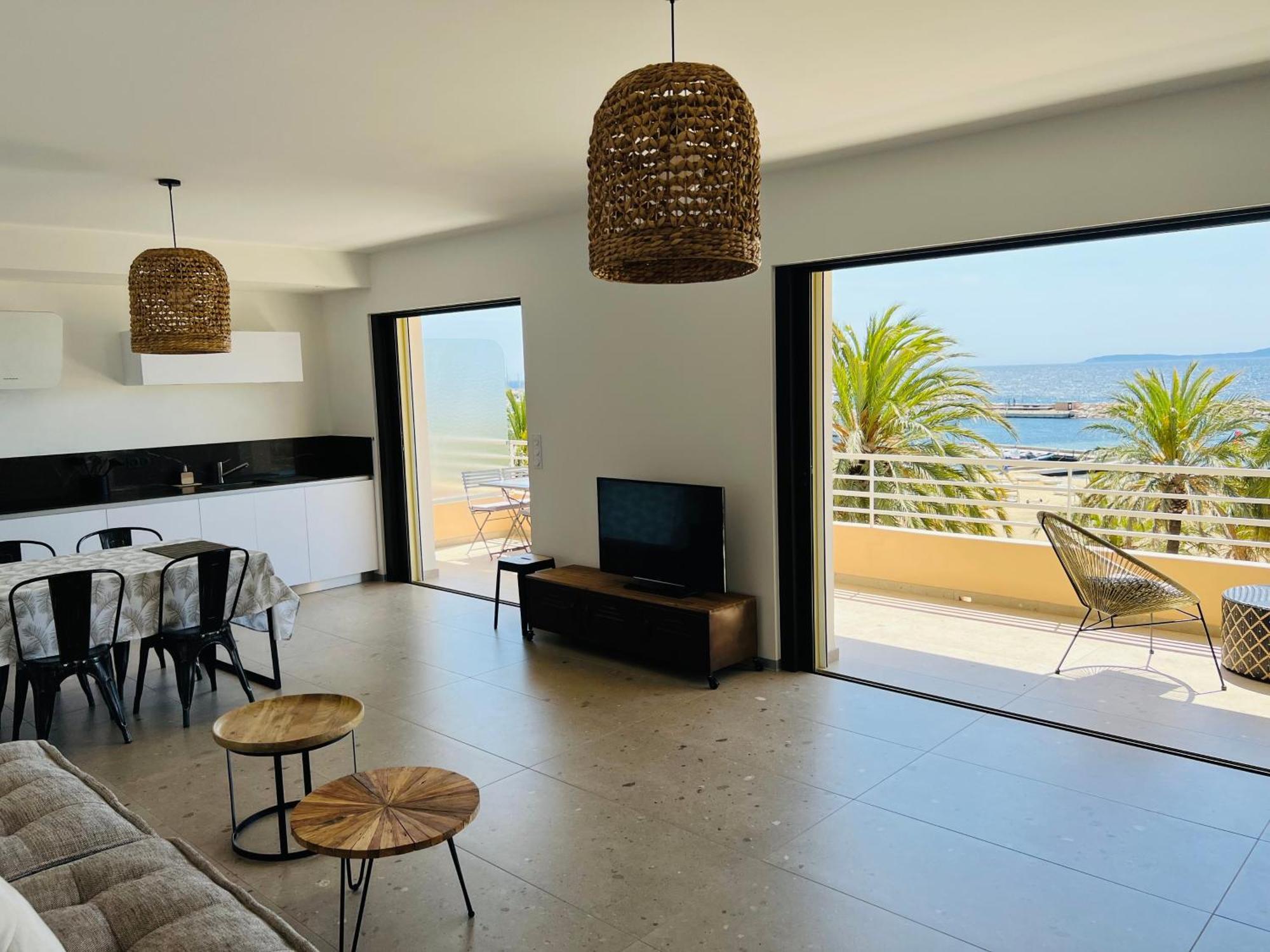 Appartement T3 Lumineux Traversant Totalement Neuf En Face De La Plage Front De Mer Vue Sur Les Iles Vue Mer Panoramique Assuree Residence De La Plage Centre Ville Du Lavandou 3Eme Etage Avec Ascenseur Appartement T3 勒拉旺杜 外观 照片