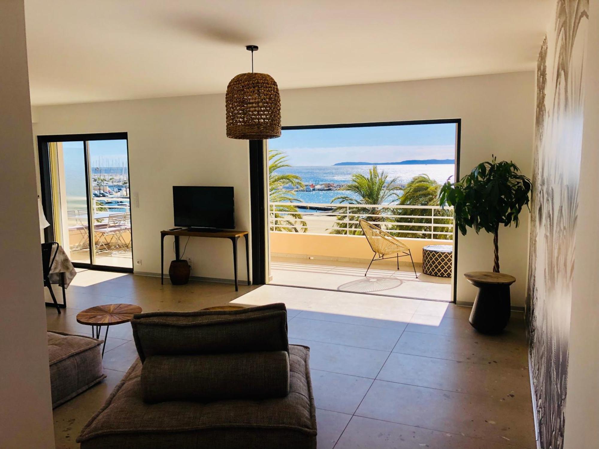 Appartement T3 Lumineux Traversant Totalement Neuf En Face De La Plage Front De Mer Vue Sur Les Iles Vue Mer Panoramique Assuree Residence De La Plage Centre Ville Du Lavandou 3Eme Etage Avec Ascenseur Appartement T3 勒拉旺杜 外观 照片